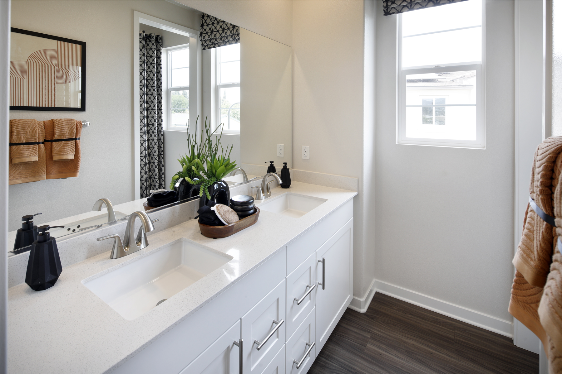 A bathroom with a sink and mirror.