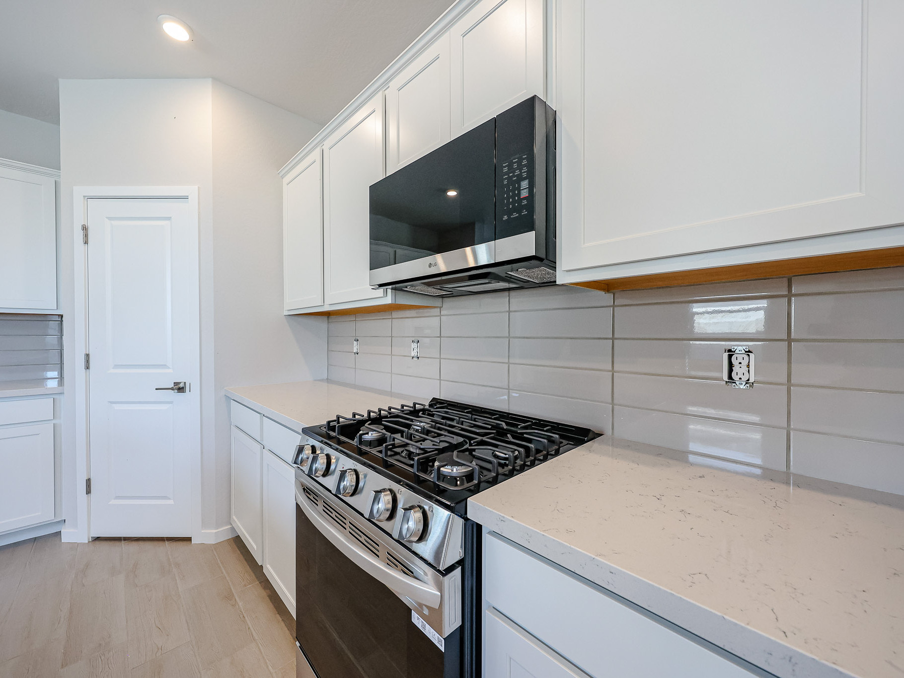 A kitchen with white cabinets.