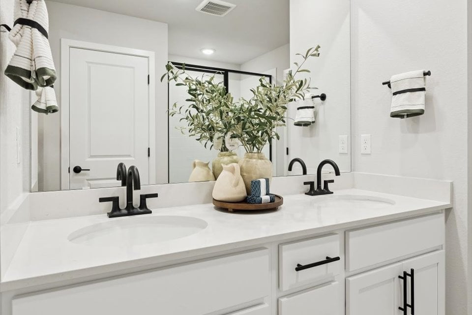 A bathroom with a sink and a mirror.
