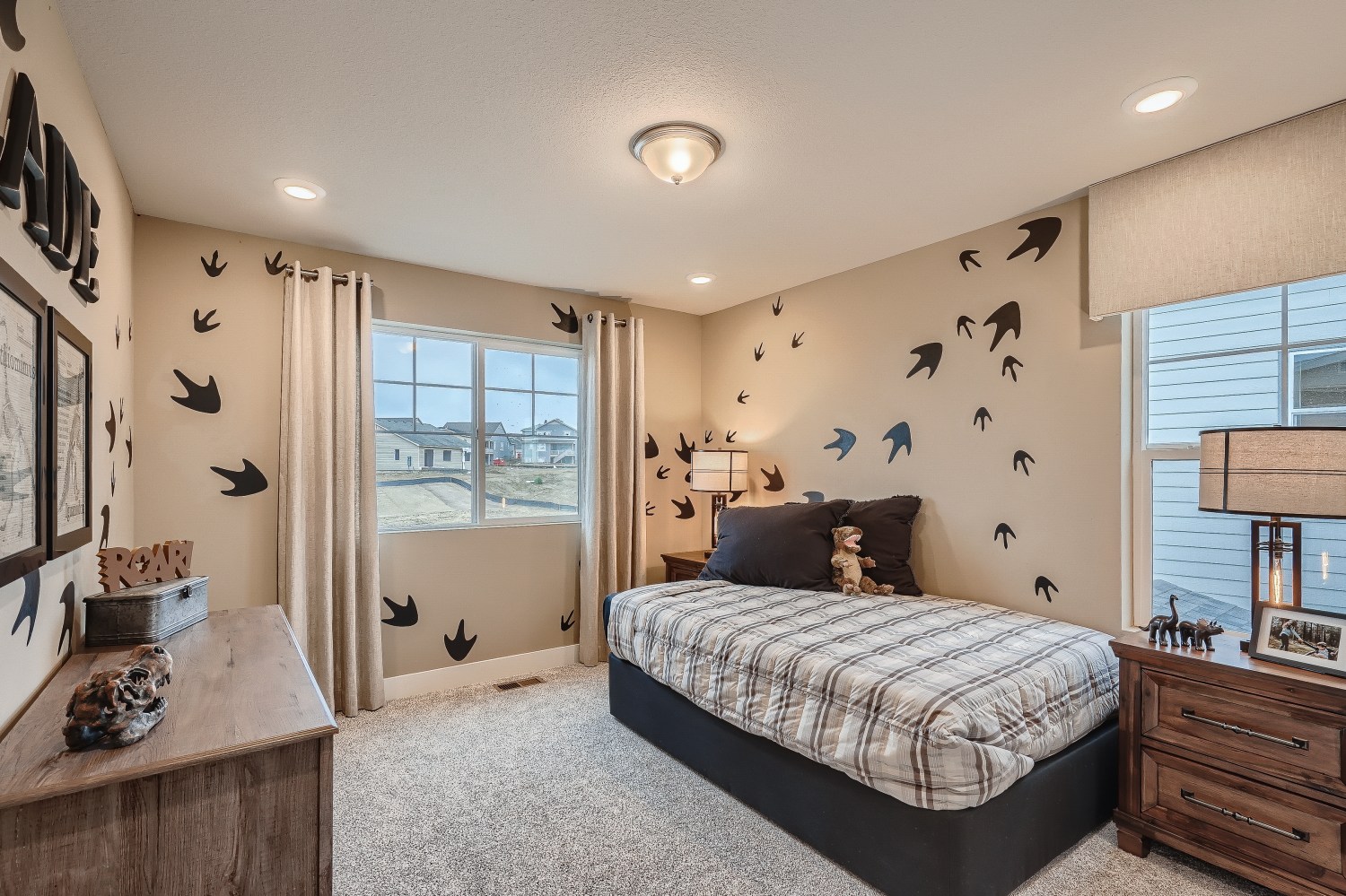 A bedroom with a bed and a desk.